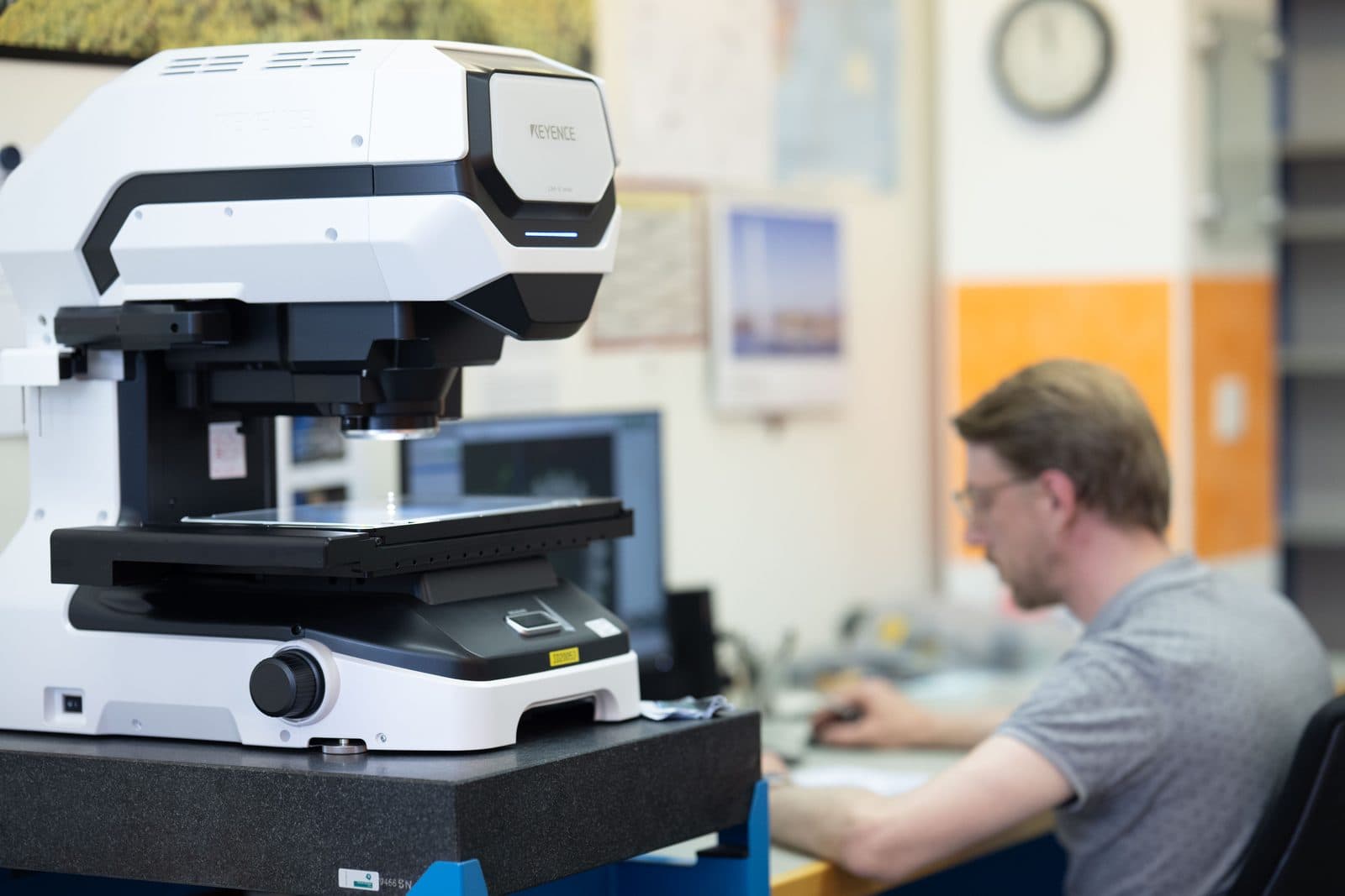Measuring microscope in the SATHOM metrology laboratory