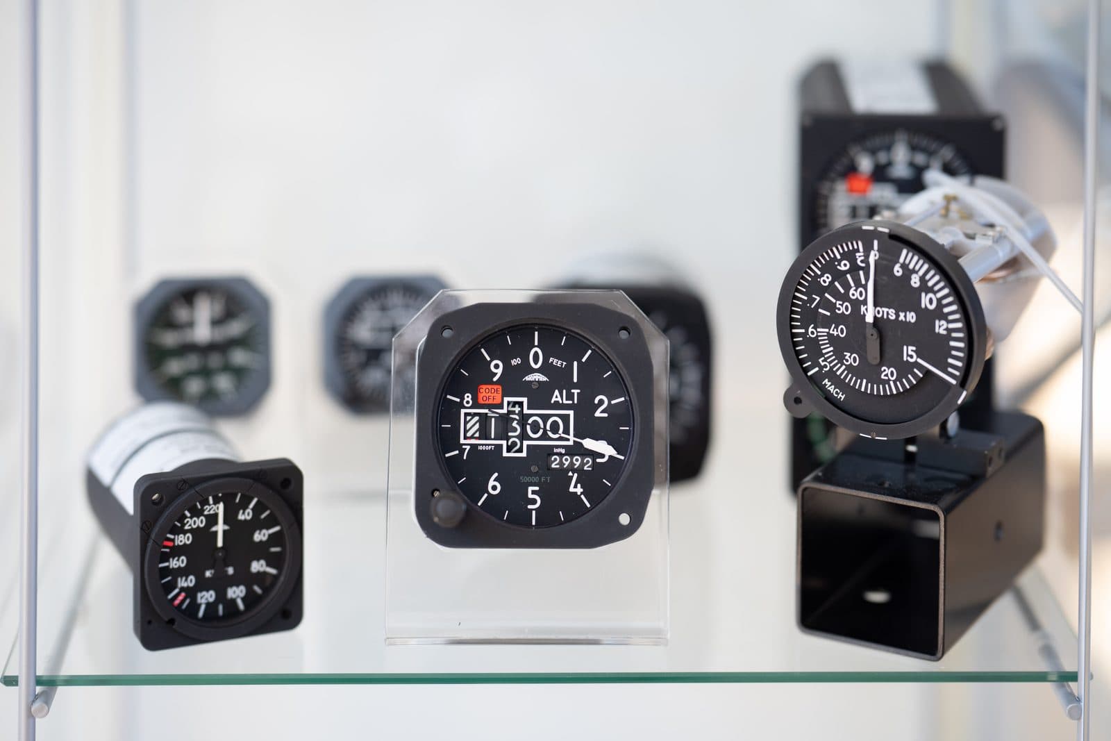 Display case of SATHOM flight instruments: altimeter, airspeed indicator and machmeter